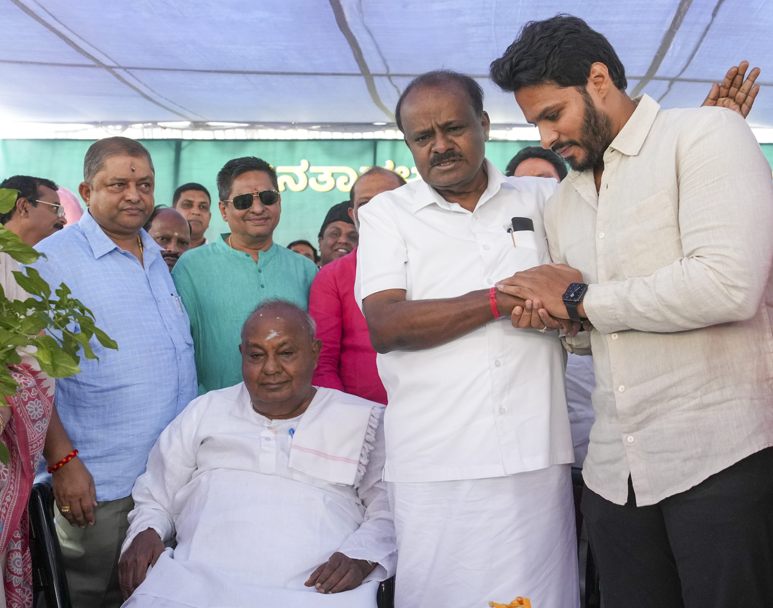  Bengaluru: Former prime minister and JD(S) supremo H.D. Deve Gowda with son and Union Minister for Steel and Heavy Industries H.D. Kumaraswamy and grandson and party's youth wing President Nikhil Kumaraswamy during the launch of the party's membership drive, in Bengaluru, Karnataka, Sunday, June 15, 2025.
