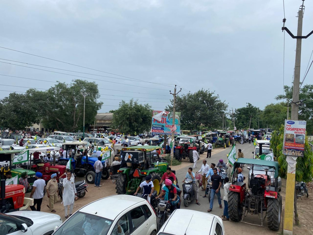 Farmers in Ludhiana holding tractor march against land acquisition policy.