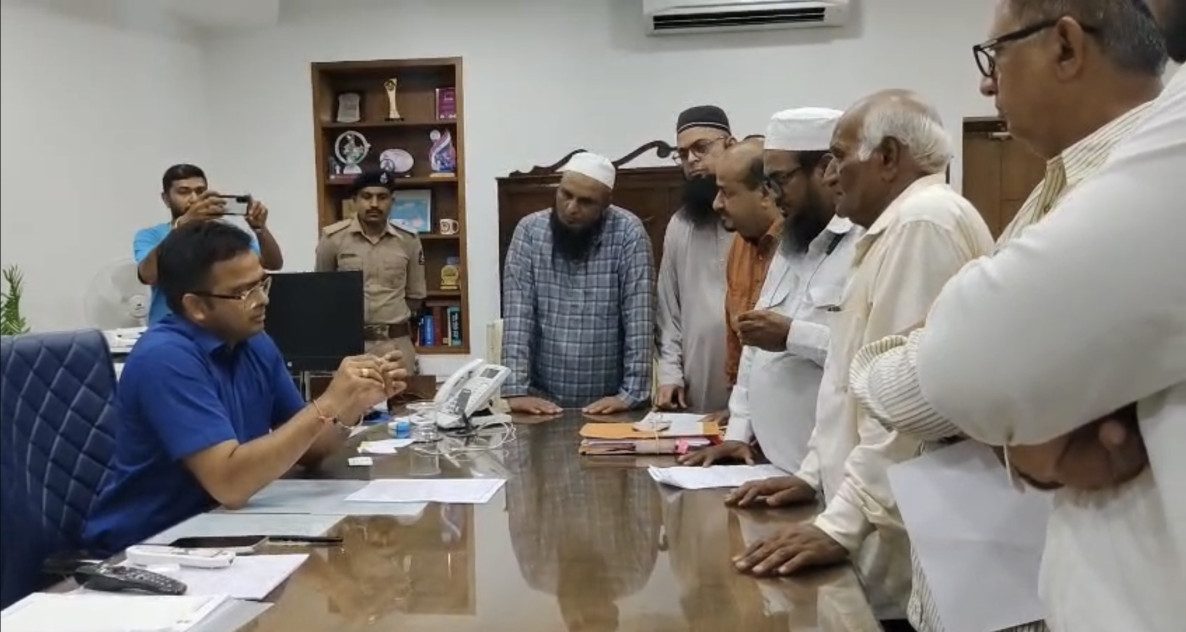 The Bandharan Bachao Samiti speaks to Bhavnagar DEO regarding the school's Independence Day skit.