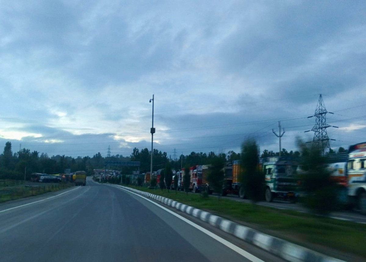 Amid more rain forecast, fruit-laden trucks stranded on the Srinagar-Jammu highway on Wednesday, September 3. Photo: Special Arrangement
