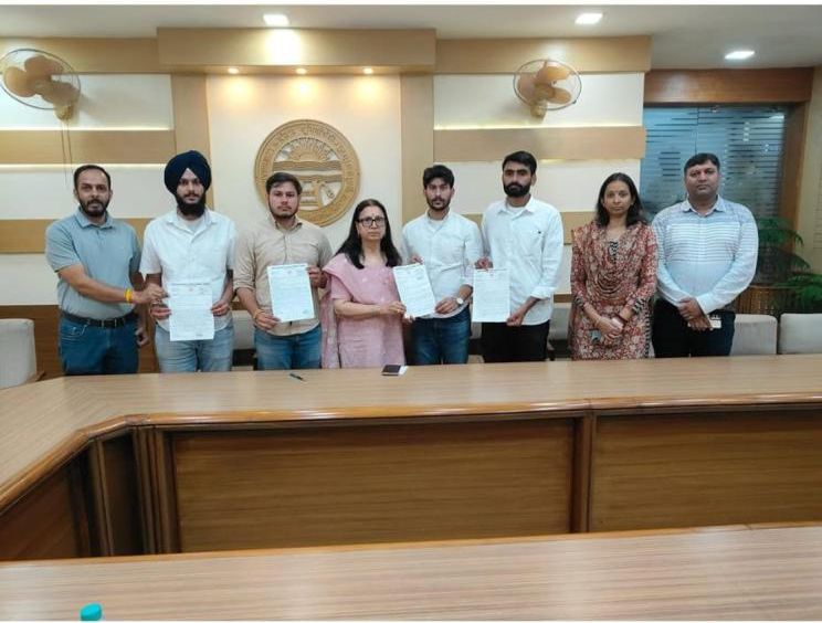 Members of Panjab University students council handing over memorandum to PU VC Renu Vig demanding withdrawal of affidavit on September 25