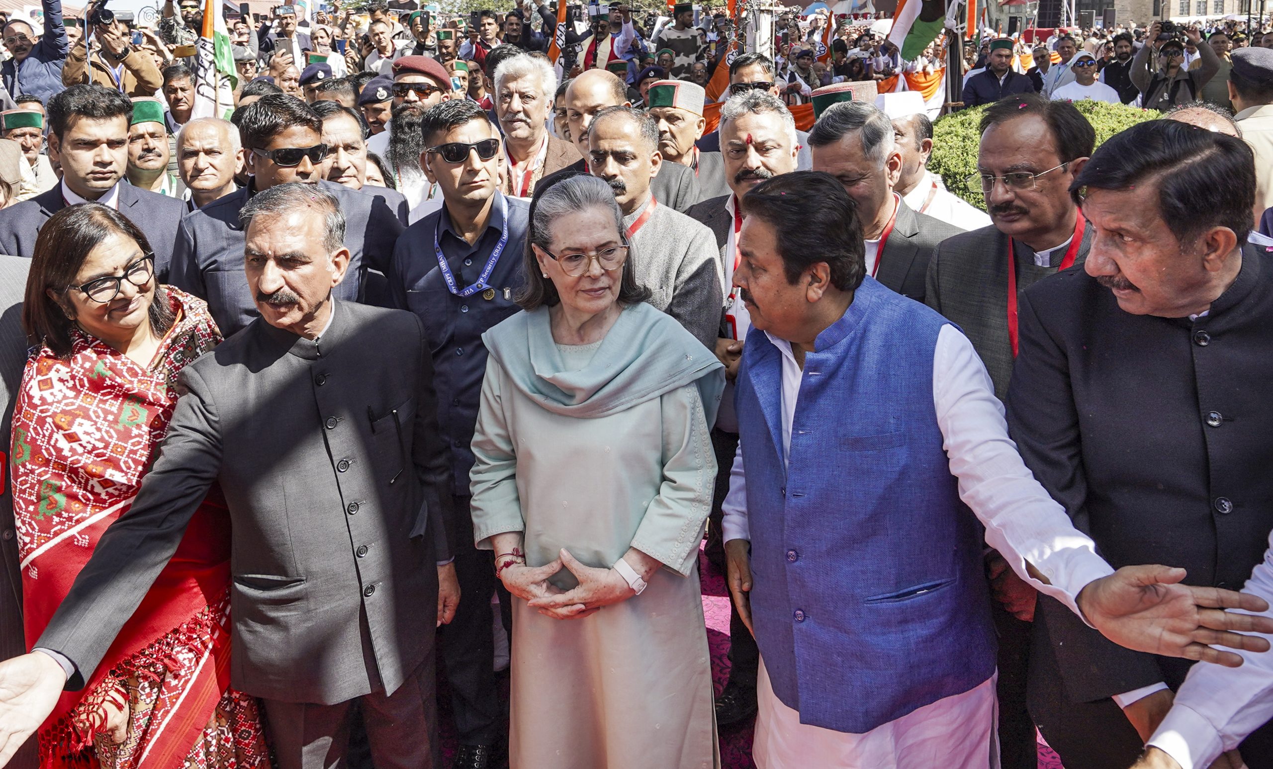 Shimla: Himachal Pradesh Chief Minister Sukhvinder Singh Sukhu, Congress MP Sonia Gandhi and other leaders during the statue unveiling ceremony of former state CM Virbhadra Singh, in Shimla, Monday, Oct. 13, 2025.