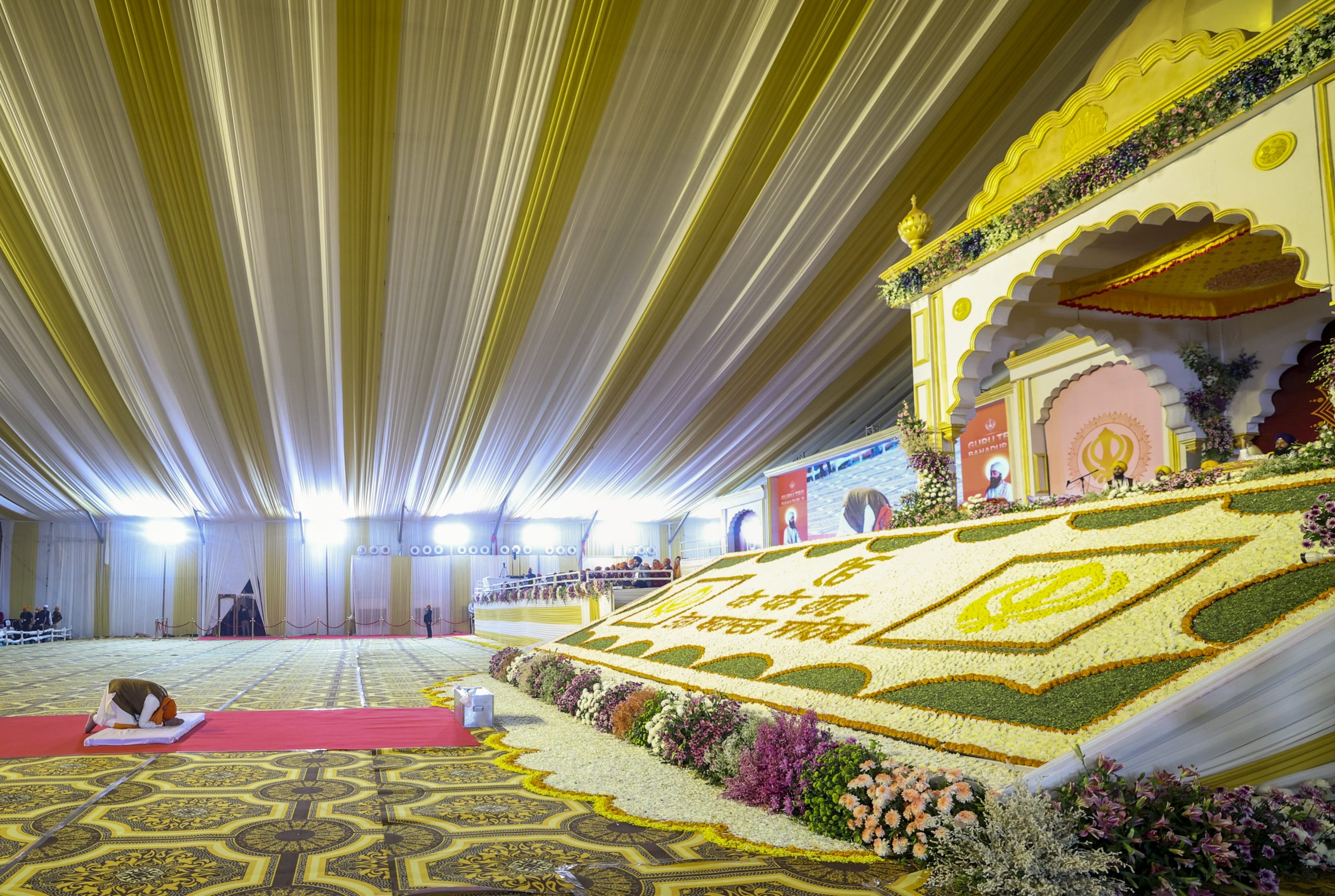 Narendra Modi bows down to show respect toGuru Tegh Bahadur in Kurukshetra to commemorate his 350th martyrdom anniversary.