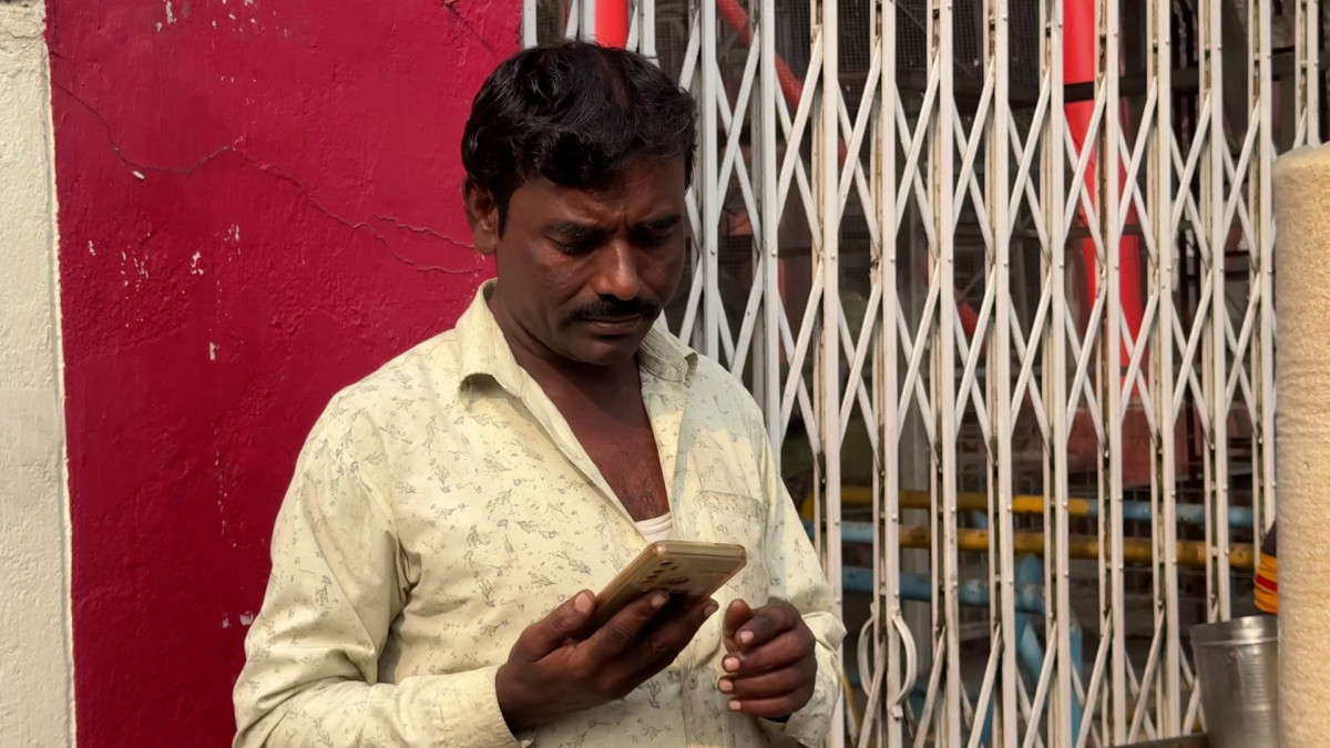 an image of a kolkata food vendor who was beaten up for selling chicken patties in Brigade Parade Ground, Kolkata.