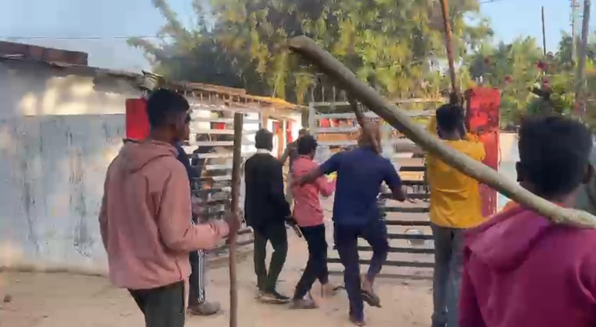 A mob attacks a Christian home and compound despite police presence in in Badetevda village, Kanker, Chhattisgarh. Source: Video screengrab