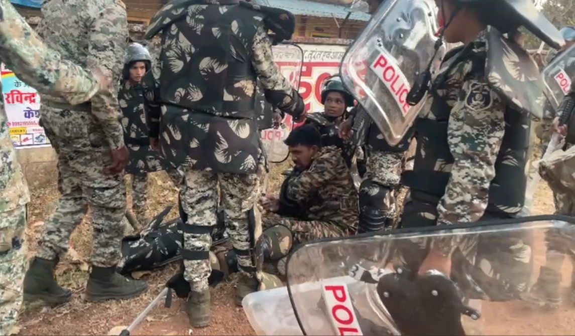 Police personnel tend to one of their own injured by a mob over a burial dispute in Badetevda village, Kanker, Chhattisgarh. Source: Video screengrab