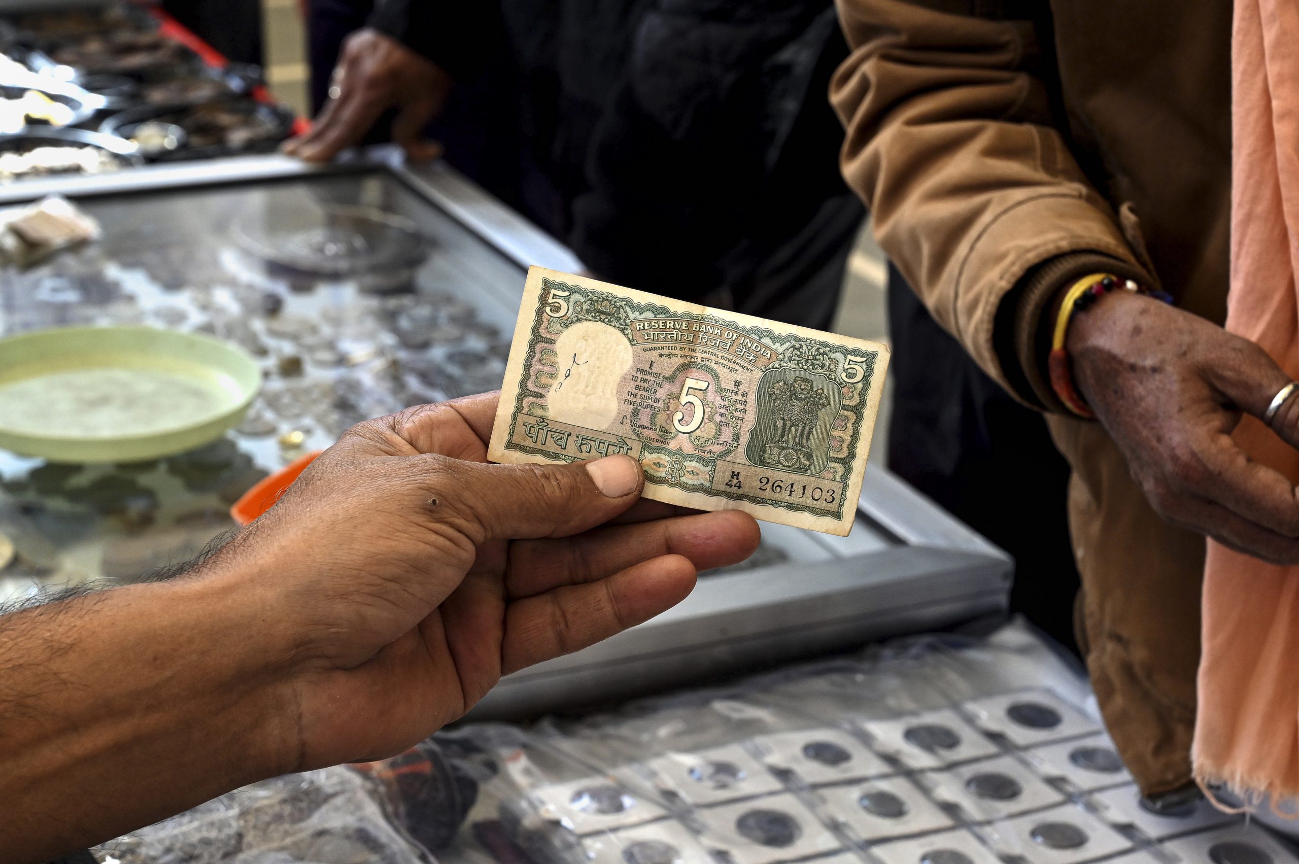 Geopolitics, FPI Withdrawals Behind Rupee Hitting 91.75 Against Dollar, Say  Experts - The Wire