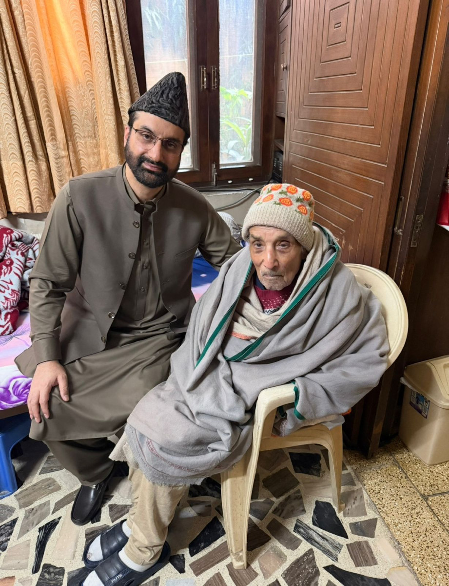 Mirwaiz Umar Farooq with Bhushan Bazaz.