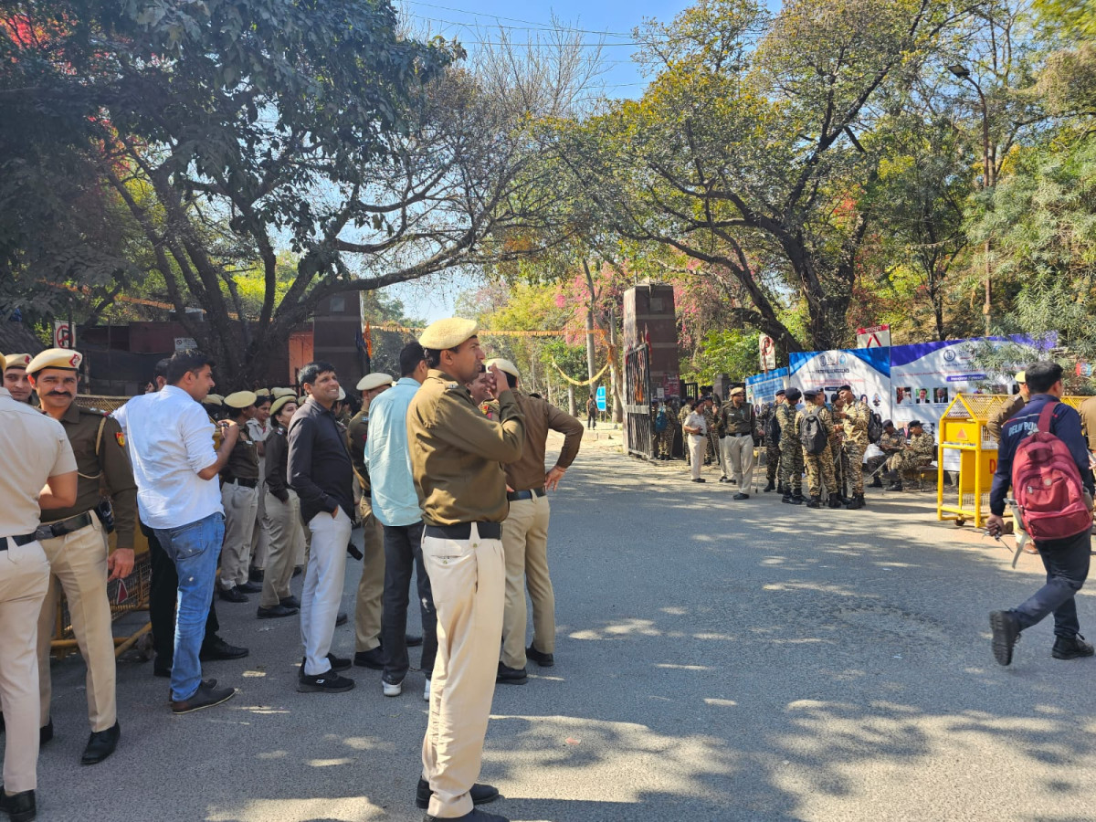 police at JNU gate