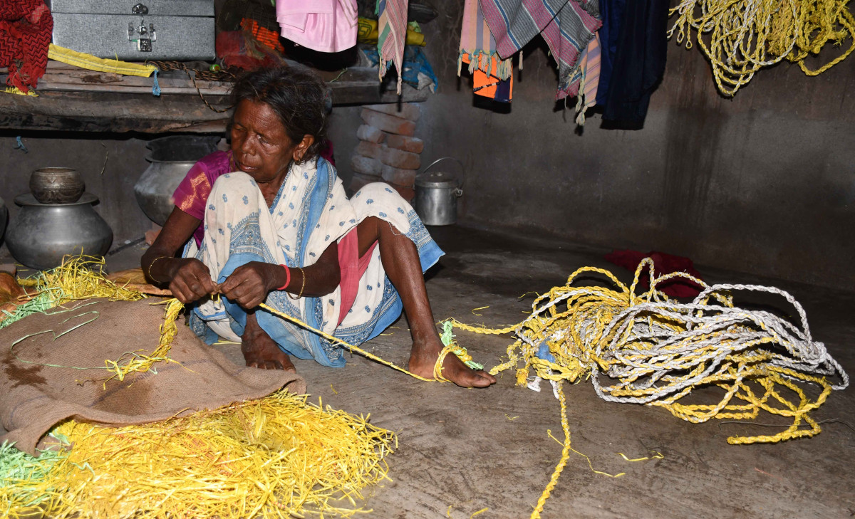 Sarala Shikari making rope in her house at Mohultanr village. Photo: Madhu Sudan Chatterjee
