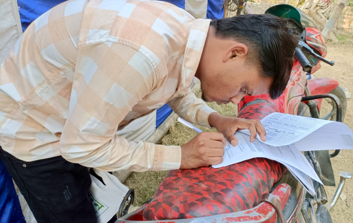 People queue up to enrol in Banglar Yuva Sathi scheme in Kolkata, West Bengal. Photo: Joydeep Sarkar