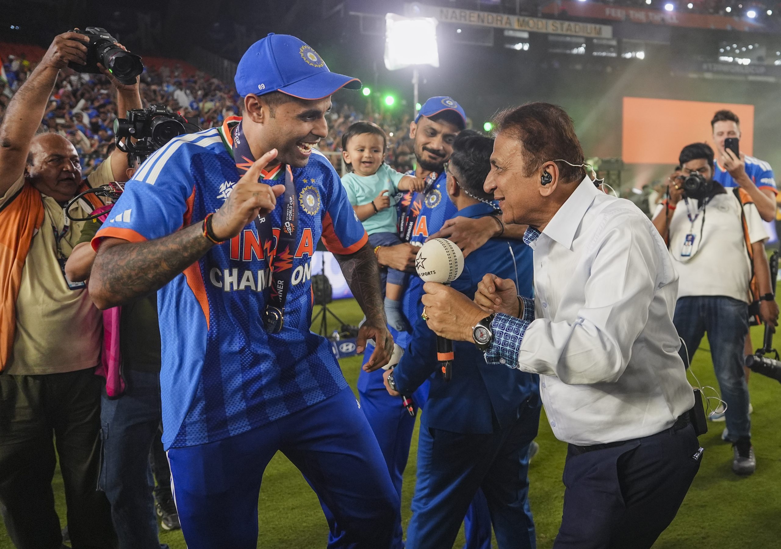 Suryakumar and Sunil Gavaskar dance in Narendra Modi Stadium. 