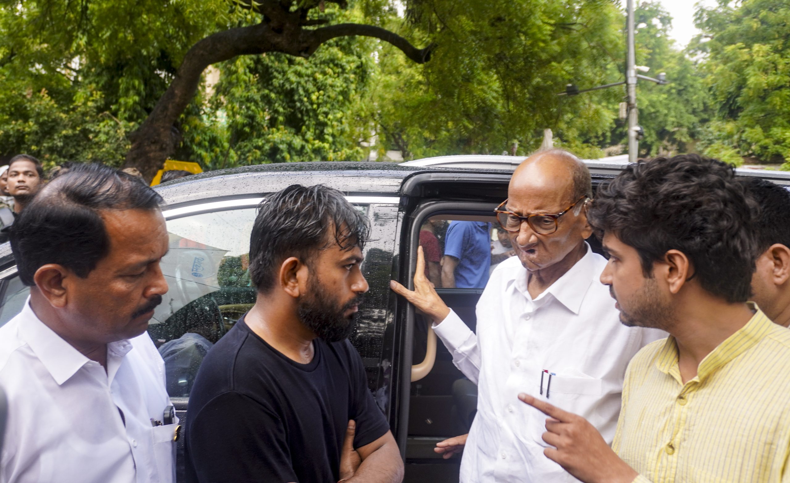 NCP (SP) President Sharad Pawar interacts with Cockroach Janata Party founder (CJP) Abhijeet Dipke at Jantar Mantar. Photo: PTI
