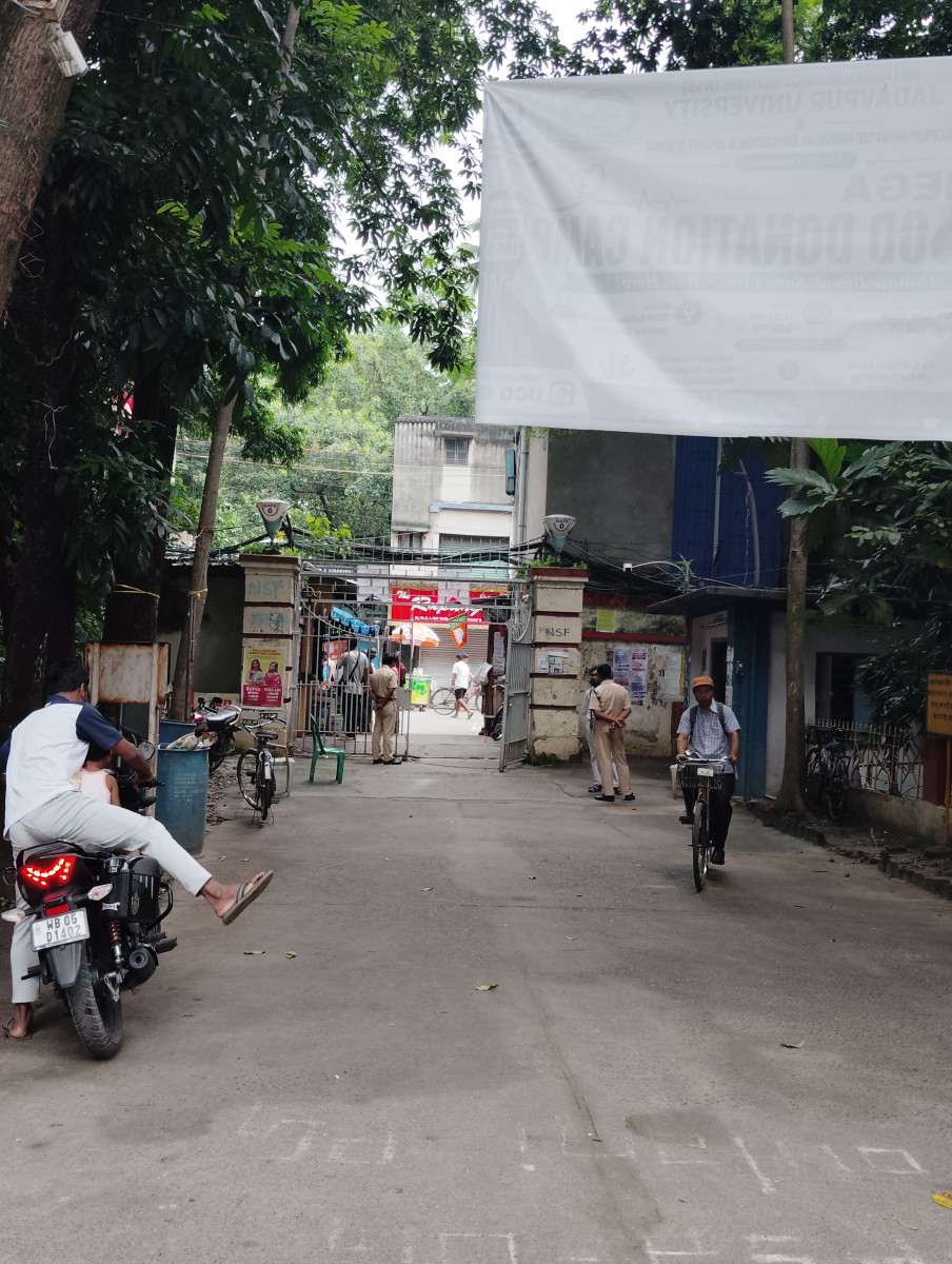 No checks and barely any security at Jadavpur University gate day after violence. Photo: Anwesha Banerjee