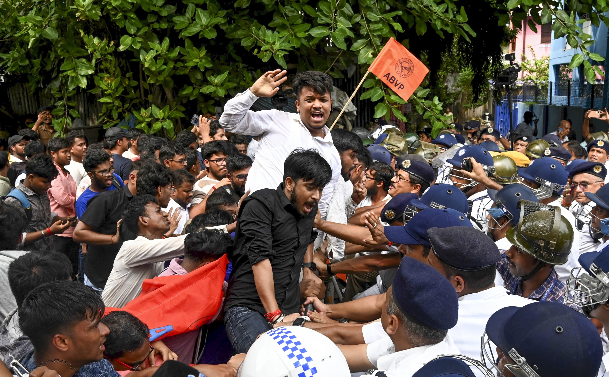 Security personnel clash with members of the ABVP during their 'Jadavpur University Abhiyan' rally in Kolkata. Photo: PTI