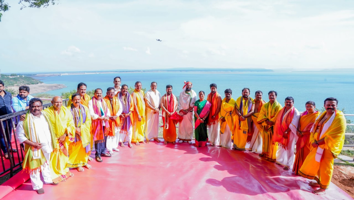 Chief Minister A. Revanth Reddy, accompanied by Congress leaders, at the foreshore of river Krishna during the State government sponsored Maha Varuna Yagam near Nagarjunasagar on Monday (August 10). To his left is Irrigation Minister N. Uttam Kumar Reddy and Endowments Minister Konda Surekha. Photo: By arrangement