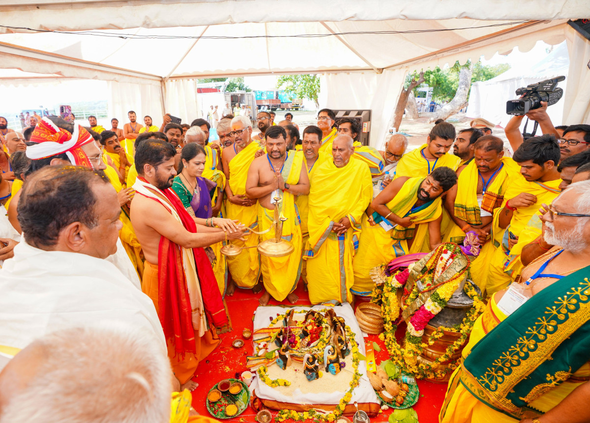 Telangana chief minister A. Revanth Reddy and his wife perform the final rituals of the day-long Maha Varuna Yagam, on the banks of river Krishna, near Nagarjunasagar project. Photo: By arrangement