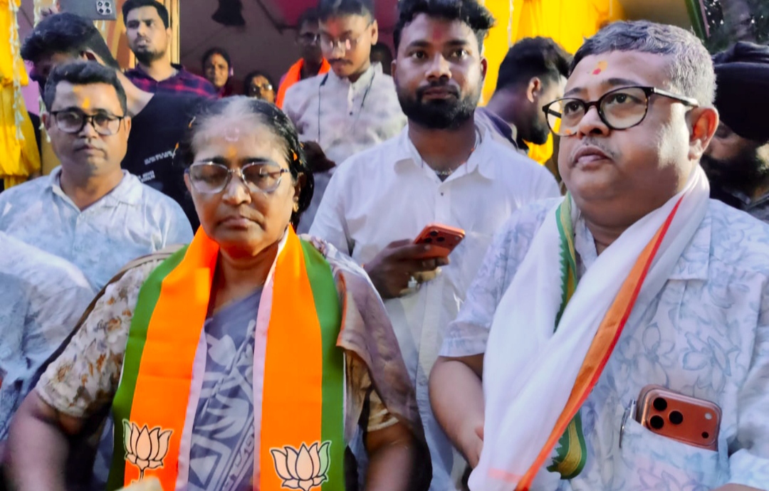 Chief Minister Suvendu Adhikari’s brother, Dibyendu Adhikari, campaigning with BJP candidate Hasirani Rath. Photo: Joydeep Sarkar