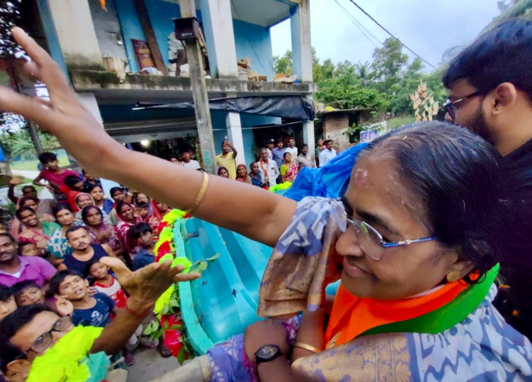 BJP candidate Hasirani Rath’s roadshow in Kendamari village on Saturday. Photo: Joydeep Sarkar