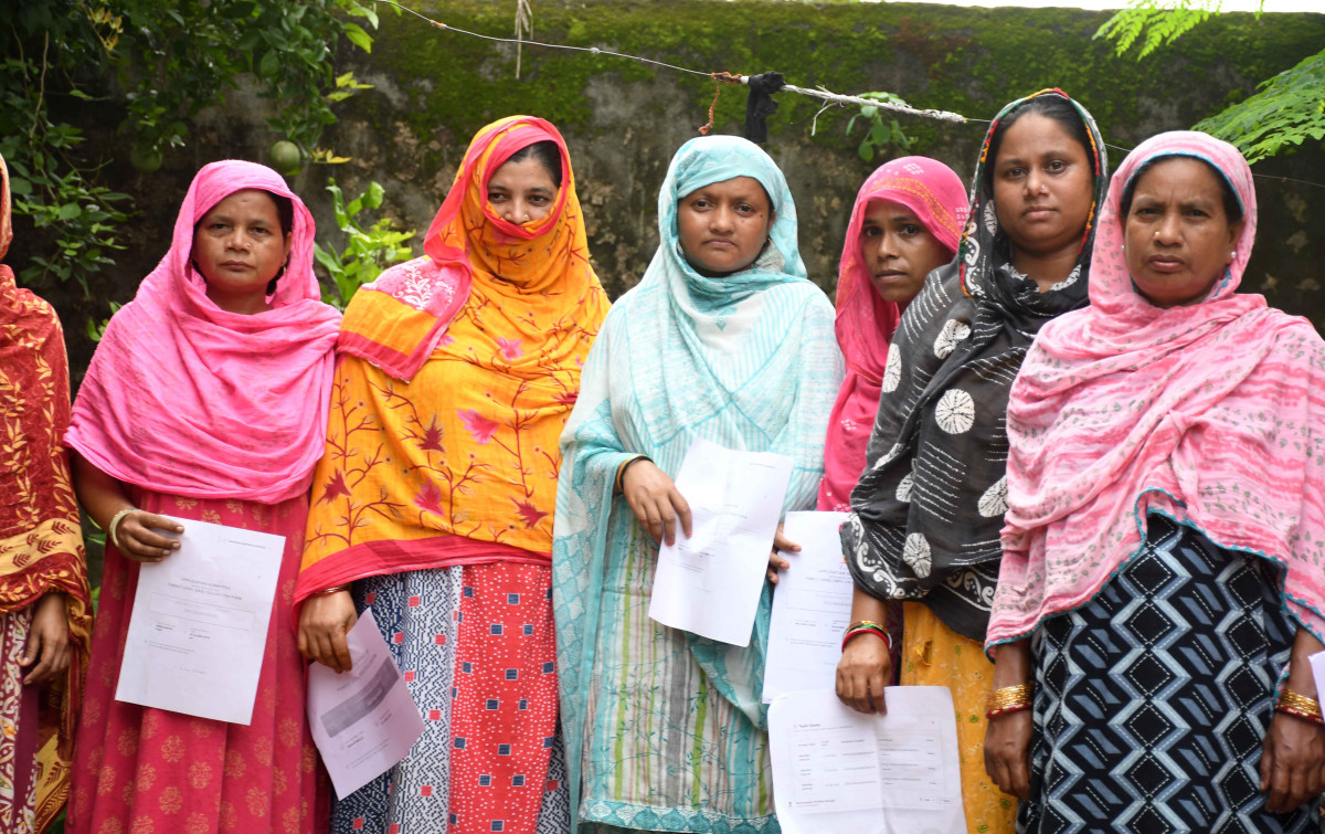 Taharul Bibi, Anisa Bibi , Rousona Aara Kharun, Parvina Khatun are among the women in Natun gram in Bankura district, who have been denied Annapurna Yojana benefits. Photo: Madhu Sudan Chatterjee