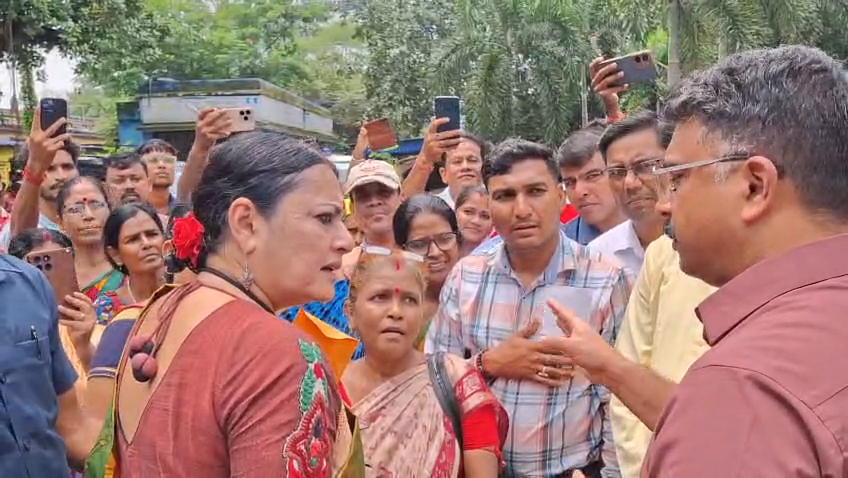Women surrounded state minister Agnimitra Pal outside the district magistrate’s office in Medinipur, protesting over being denied Annapurna Yojana benefits. Photo: Madhu Sudan Chatterjee