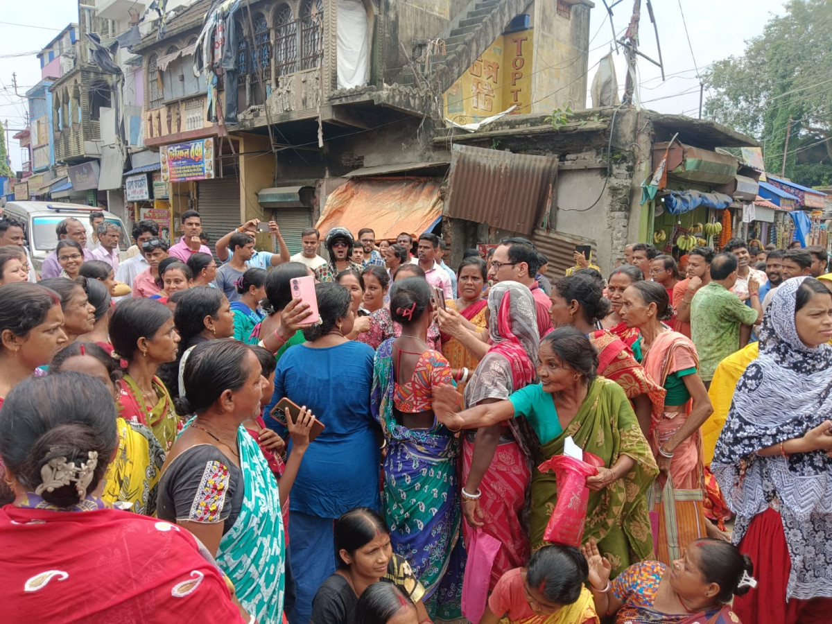 Women block roads in Sonamukhi.