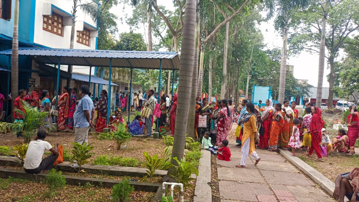Women wait in queue outside the Barjora block to seek clarification over their exclusion from Annapurna Yojana. Photo: Madhu Sudan Chatterjee