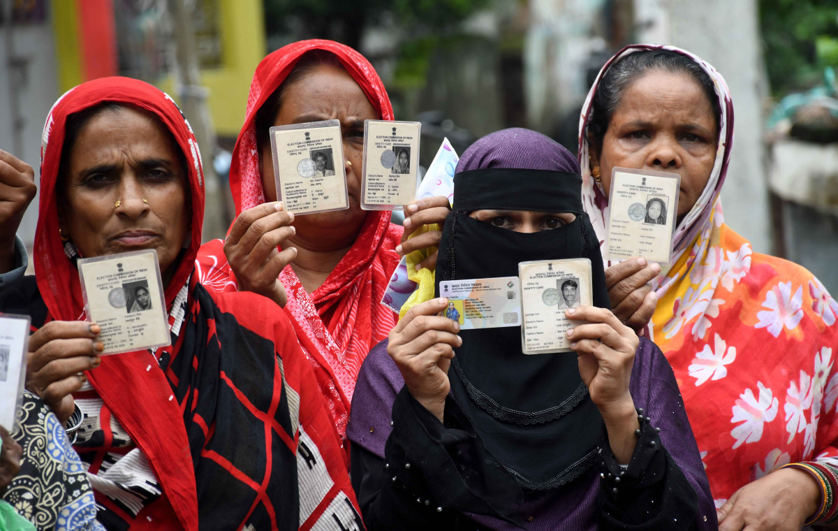 Residents of Banka mohalla under ward 26 of Bhadrak constituency showing their voter cards. Photo: Madhu Sudan Chatterjee